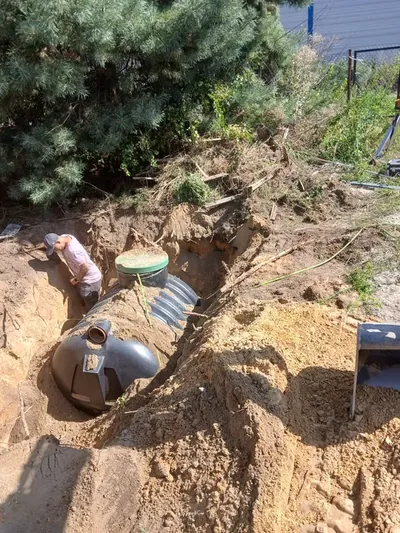 Zbiornik osadzony w wykopie razem ze studzienką